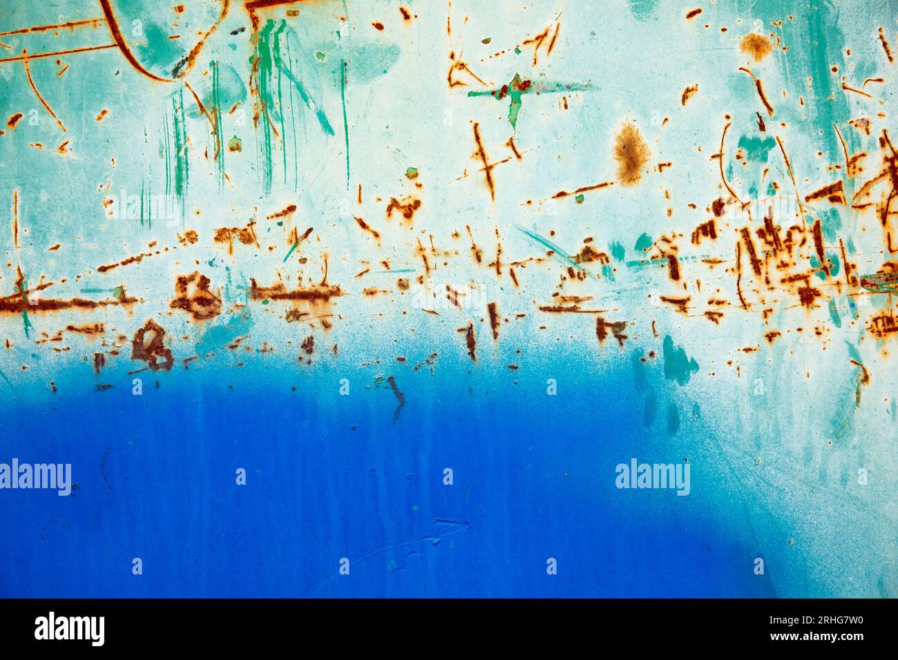Parete turchese e blu con graffi rustici arancioni, che offre una superficie strutturata e visivamente interessante. Foto Stock