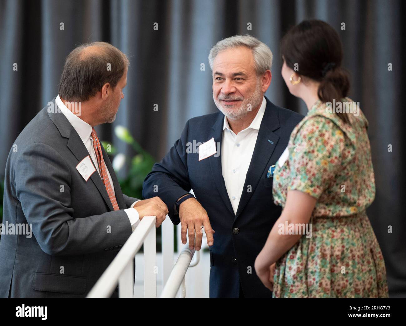 Austin Texas USA, 16 agosto 2023: L'ex Segretario dell'energia degli Stati Uniti DAN BROUILLETTE (centro) chiacchiera con i colleghi prima di una discussione sull'importanza dello sviluppo della tecnologia nucleare e dell'energia in Texas. Il piano è incentrato su piccoli reattori modulari (SMR) di capacità di 80 megawatt che, in gruppi, alimenterebbero le esigenze delle grandi raffinerie chimiche del Texas lungo la costa del Texas. ©Bob Daemmrich Foto Stock
