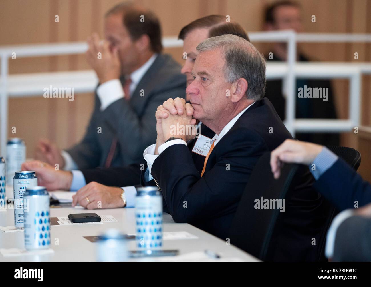 Austin Texas USA, 16 agosto 2023: Il Commissario DAVID WRIGHT della U.S. Nuclear Regulatory Commission ascolta il pubblico durante una discussione con i leader del settore sull'importanza dello sviluppo della tecnologia nucleare e dell'energia in Texas. Il piano è incentrato su piccoli reattori modulari (SMR) di capacità di 80 megawatt che, in gruppi, alimenterebbero le esigenze delle grandi raffinerie chimiche del Texas lungo la costa del Texas. ©Bob Daemmrich Foto Stock