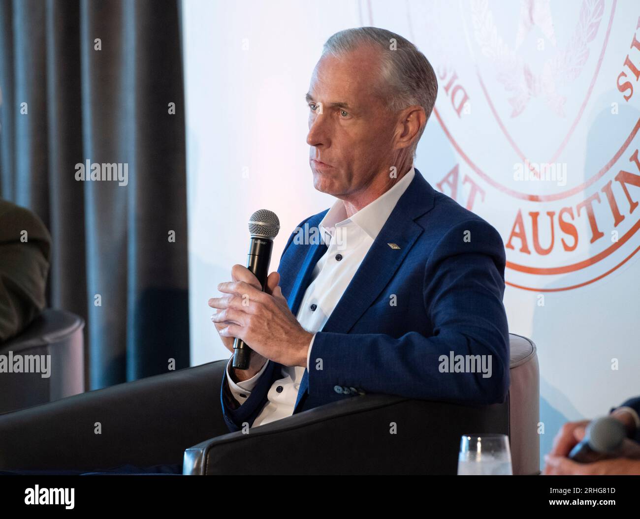 Austin Texas USA, 16 agosto 2023: JIM FITTERLING, presidente e CEO di Dow Chemical, parla dell'importanza dello sviluppo della tecnologia nucleare e dell'energia in Texas. Il piano è incentrato su piccoli reattori modulari (SMR) di capacità di 80 megawatt che, in gruppi, alimenterebbero le esigenze delle grandi raffinerie chimiche del Texas lungo la costa del Texas. ©Bob Daemmrich Foto Stock