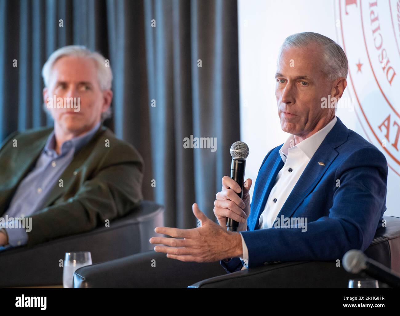 Austin Texas USA, 16 agosto 2023: JIM FITTERLING (r), presidente e CEO di Dow Chemical, parla dell'importanza dello sviluppo della tecnologia nucleare e dell'energia in Texas. Il piano è incentrato su piccoli reattori modulari (SMR) di capacità di 80 megawatt che, in gruppi, alimenterebbero le esigenze delle grandi raffinerie chimiche del Texas lungo la costa del Texas. A sinistra c'è l'amministratore delegato di X-Energy, CLAY SELL, la cui azienda produrrà i reattori. ©Bob Daemmrich Foto Stock