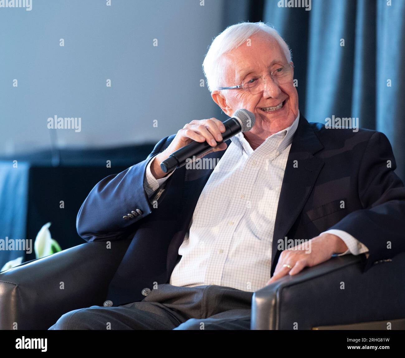 Austin Texas USA, 16 agosto 2023: Il moderatore DALE KLIEN, professore di lunga data alla Cockrell School of Engineering dell'Università del Texas e esperto di energia nucleare, parla durante una discussione sull'importanza dello sviluppo della tecnologia nucleare e dell'energia in Texas. Il piano è incentrato su piccoli reattori modulari (SMR) di capacità di 80 megawatt che, in gruppi, alimenterebbero le esigenze delle grandi raffinerie chimiche del Texas lungo la costa del Texas. ©Bob Daemmrich Foto Stock