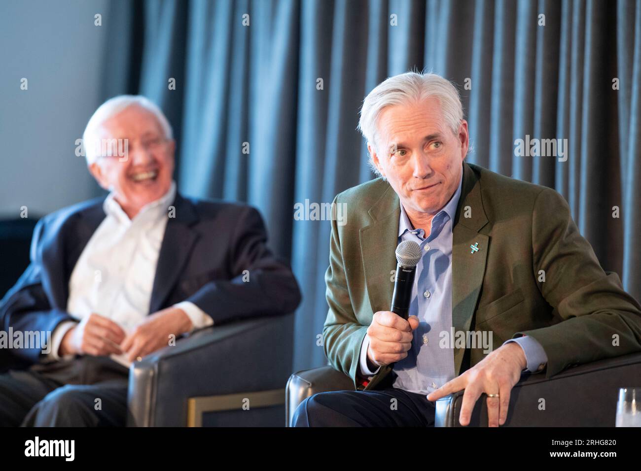 Austin Texas USA, 16 agosto 2023: Clay Sell, CEO di X-Energy, parla dell'importanza dello sviluppo della tecnologia nucleare e dell'energia in Texas. Il piano è incentrato su piccoli reattori modulari (SMR) di capacità di 80 megawatt che, in gruppi, alimenterebbero le esigenze delle grandi raffinerie chimiche del Texas lungo la costa del Texas. La dottoressa Dale Klein dell'Università del Texas ci guarda. ©Bob Daemmrich Foto Stock
