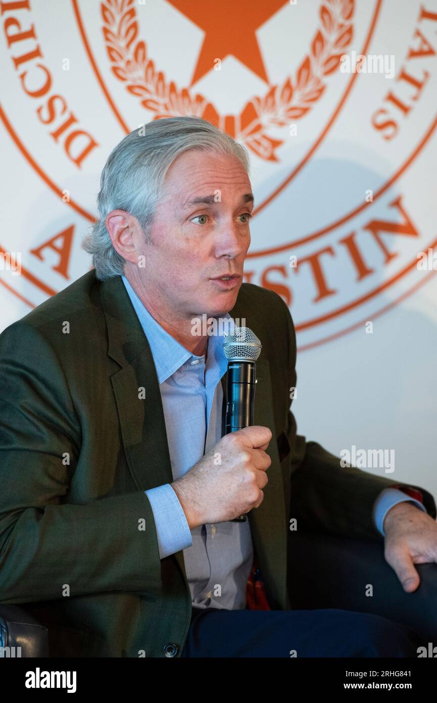 Austin Texas USA, 16 agosto 2023: Clay Sell, CEO di X-Energy, parla di un modello della sfera del combustibile TRISO-X che alimenterà un reattore nucleare durante una discussione sull'importanza dello sviluppo della tecnologia nucleare e dell'energia in Texas. Il piano è incentrato su piccoli reattori modulari (SMR) di capacità di 80 megawatt che, in gruppi, alimenterebbero le esigenze delle grandi raffinerie chimiche del Texas lungo la costa del Texas. ©Bob Daemmrich Foto Stock