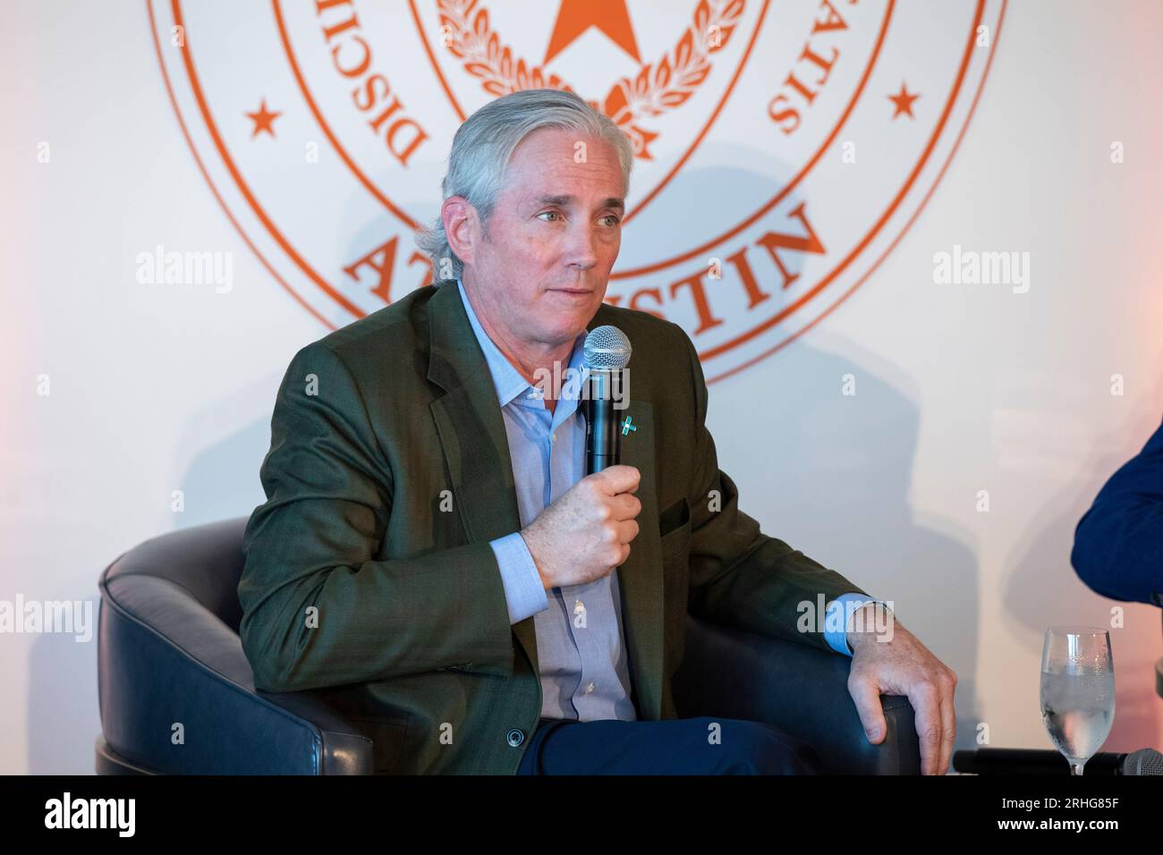 Austin Texas USA, 16 agosto 2023: Clay Sell, CEO di X-Energy, parla di un modello della sfera del combustibile TRISO-X che alimenterà un reattore nucleare durante una discussione sull'importanza dello sviluppo della tecnologia nucleare e dell'energia in Texas. Il piano è incentrato su piccoli reattori modulari (SMR) di capacità di 80 megawatt che, in gruppi, alimenterebbero le esigenze delle grandi raffinerie chimiche del Texas lungo la costa del Texas. ©Bob Daemmrich Foto Stock