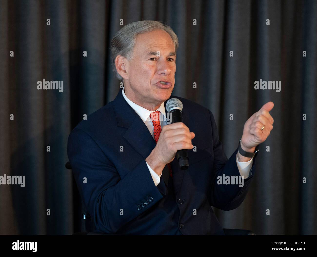 Austin Texas USA, 16 agosto 2023: Il governatore del Texas GREG ABBOTT parla durante una "chiacchierata con il fuoco" sull'importanza dello sviluppo della tecnologia nucleare e dell'energia in Texas. Il piano è incentrato su piccoli reattori modulari (SMR) di capacità di 80 megawatt che, in gruppi, alimenterebbero le esigenze delle grandi raffinerie chimiche del Texas lungo la costa del Texas. ©Bob Daemmrich Foto Stock
