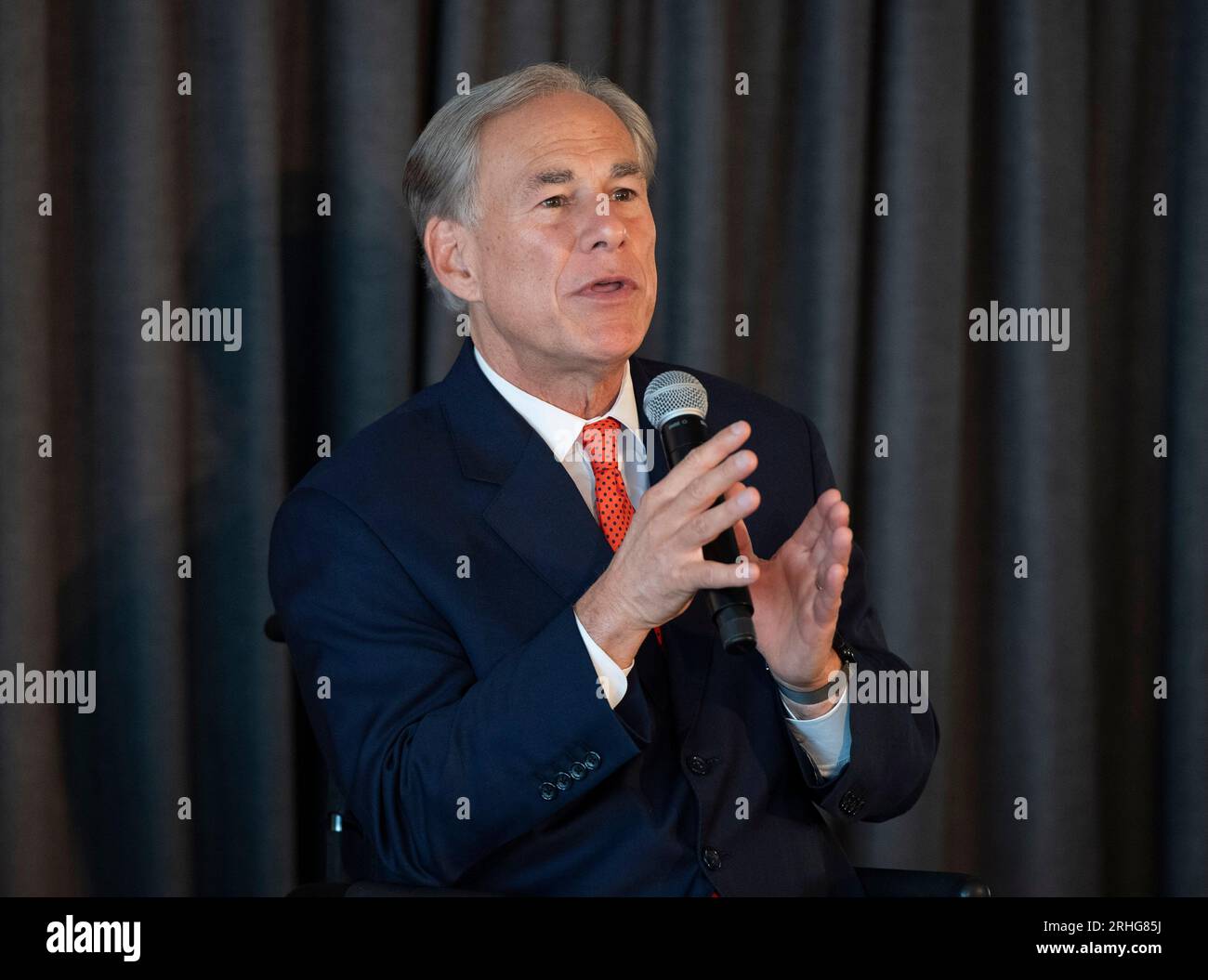 Austin Texas USA, 16 agosto 2023: Il governatore del Texas GREG ABBOTT parla durante una "chiacchierata con il fuoco" sull'importanza dello sviluppo della tecnologia nucleare e dell'energia in Texas. Il piano è incentrato su piccoli reattori modulari (SMR) di capacità di 80 megawatt che, in gruppi, alimenterebbero le esigenze delle grandi raffinerie chimiche del Texas lungo la costa del Texas. ©Bob Daemmrich Foto Stock