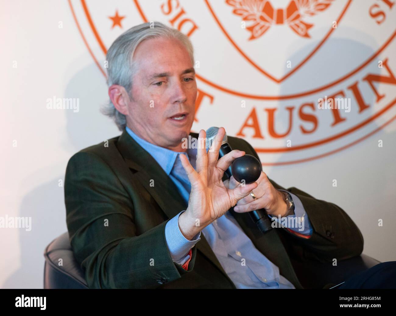 Austin Texas USA, 16 agosto 2023: Clay Sell, CEO di X-Energy, mostra un modello della sfera di combustibile TRISO-X che alimenterà un reattore nucleare durante un discorso sull'importanza dello sviluppo della tecnologia nucleare e dell'energia in Texas. Il piano è incentrato su piccoli reattori modulari (SMR) di capacità di 80 megawatt che, in gruppi, alimenterebbero le esigenze delle grandi raffinerie chimiche del Texas lungo la costa del Texas. ©Bob Daemmrich Foto Stock