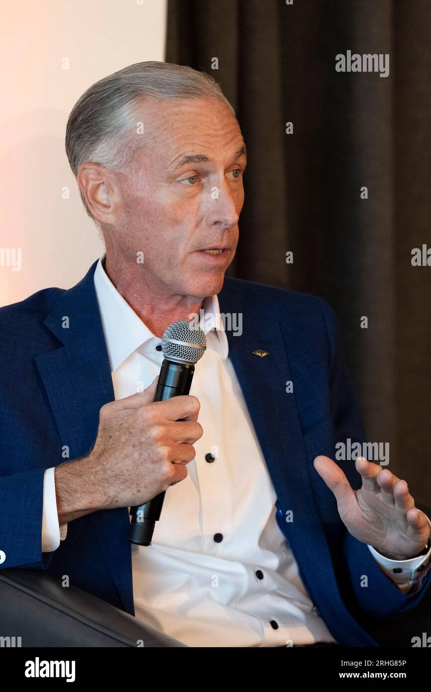 Austin Texas USA, 16 agosto 2023: JIM FITTERLING, presidente e CEO di Dow Chemical, parla dell'importanza dello sviluppo della tecnologia nucleare e dell'energia in Texas. Il piano è incentrato su piccoli reattori modulari (SMR) di capacità di 80 megawatt che, in gruppi, alimenterebbero le esigenze delle grandi raffinerie chimiche del Texas lungo la costa del Texas. ©Bob Daemmrich Foto Stock