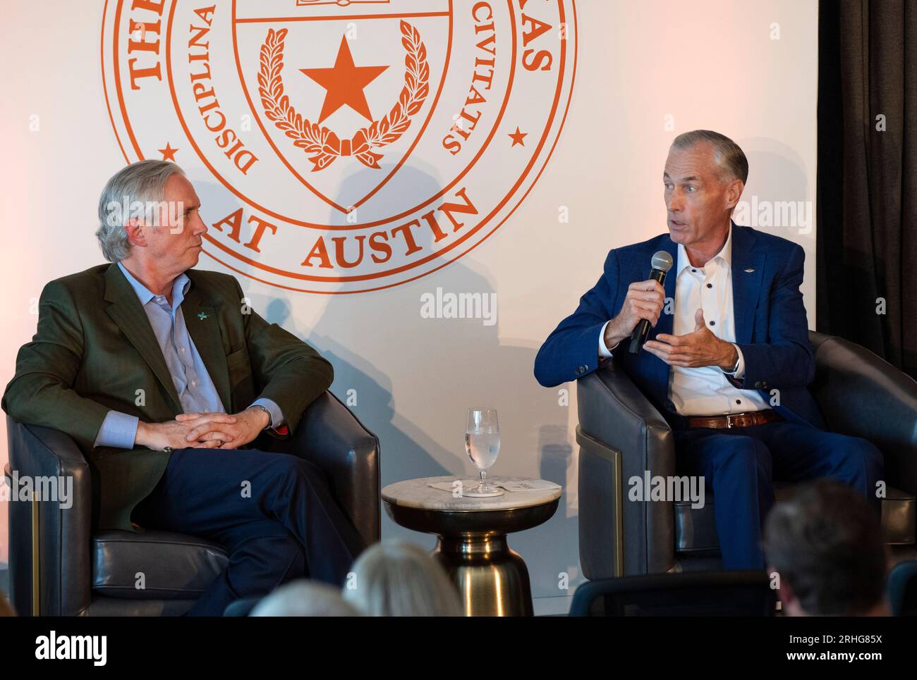 Austin Texas USA, 16 agosto 2023: JIM FITTERLING (r), presidente e CEO di Dow Chemical, parla dell'importanza dello sviluppo della tecnologia nucleare e dell'energia in Texas. Il piano è incentrato su piccoli reattori modulari (SMR) di capacità di 80 megawatt che, in gruppi, alimenterebbero le esigenze delle grandi raffinerie chimiche del Texas lungo la costa del Texas. A sinistra c'è l'amministratore delegato di X-Energy, CLAY SELL, la cui azienda produrrà i reattori. ©Bob Daemmrich Foto Stock