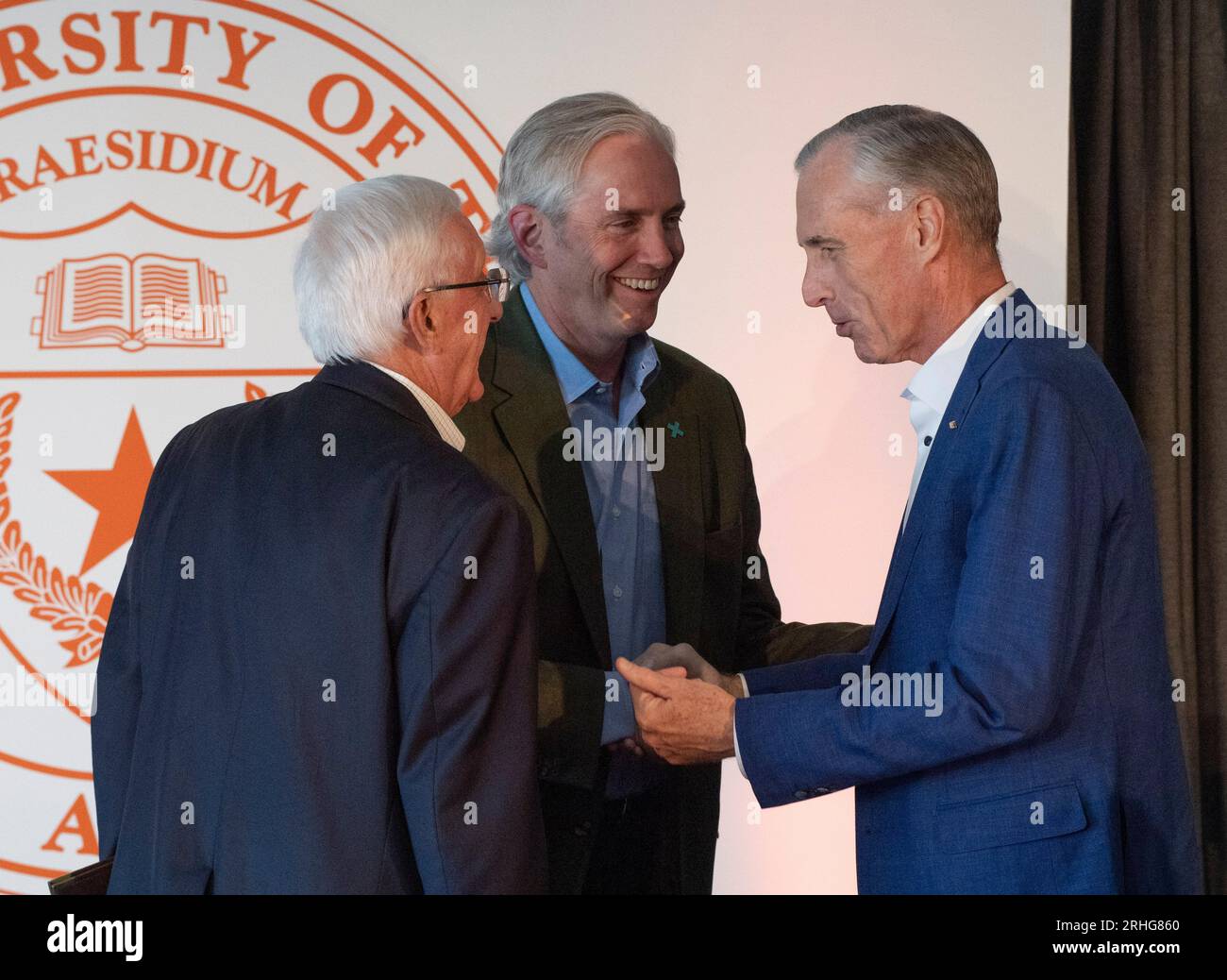 Austin Texas USA, 16 agosto 2023: Il CEO di X-Energy CLAY SELL (c) e il CEO di Dow Chemical JIM FITTERLING (r) parlano dell'importanza dello sviluppo della tecnologia nucleare e dell'energia in Texas. Il piano è incentrato su piccoli reattori modulari (SMR) di capacità di 80 megawatt che, in gruppi, alimenterebbero le esigenze delle grandi raffinerie chimiche del Texas lungo la costa del Texas. ©Bob Daemmrich Foto Stock