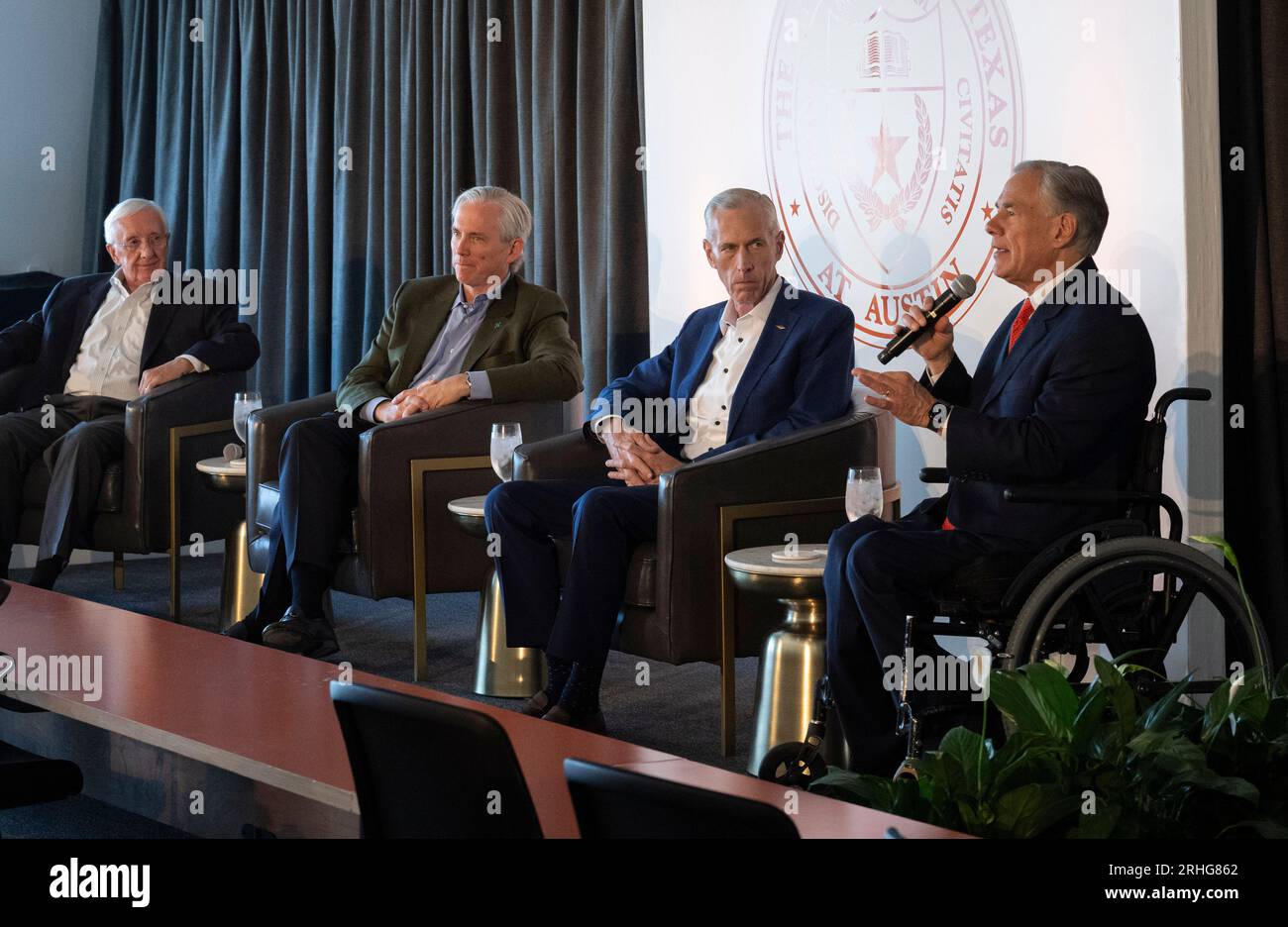 Austin Texas USA, 16 agosto 2023: (Da L a R) DALE KLEIN dell'Università del Texas ad Austin, CLAY SELL CEO di X-Energy, JIM FITTERLING di Dow Chemical e il governatore del Texas GREG ABBOTT parlano dell'importanza dello sviluppo della tecnologia nucleare e dell'energia in Texas. Il piano è incentrato su piccoli reattori modulari (SMR) di capacità di 80 megawatt che, in gruppi, alimenterebbero le esigenze delle grandi raffinerie chimiche del Texas lungo la costa del Texas. ©Bob Daemmrich Foto Stock