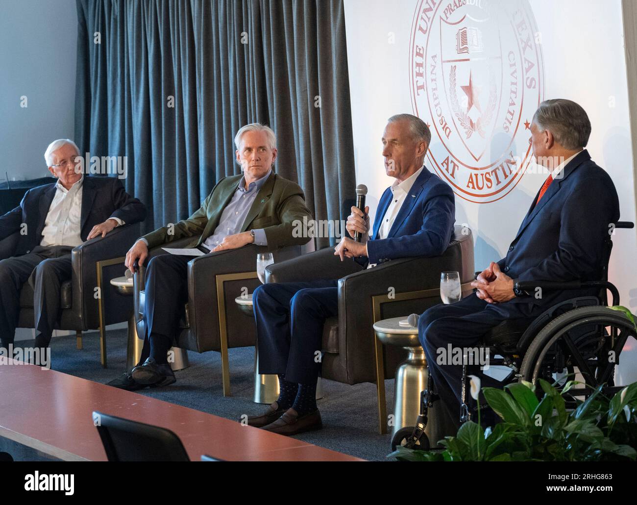 Austin Texas USA, 16 agosto 2023: (Da L a R) DALE KLEIN dell'Università del Texas ad Austin, CLAY SELL CEO di X-Energy, JIM FITTERLING di Dow Chemical e il governatore del Texas GREG ABBOTT parlano dell'importanza dello sviluppo della tecnologia nucleare e dell'energia in Texas. Il piano è incentrato su piccoli reattori modulari (SMR) di capacità di 80 megawatt che, in gruppi, alimenterebbero le esigenze delle grandi raffinerie chimiche del Texas lungo la costa del Texas. ©Bob Daemmrich Foto Stock