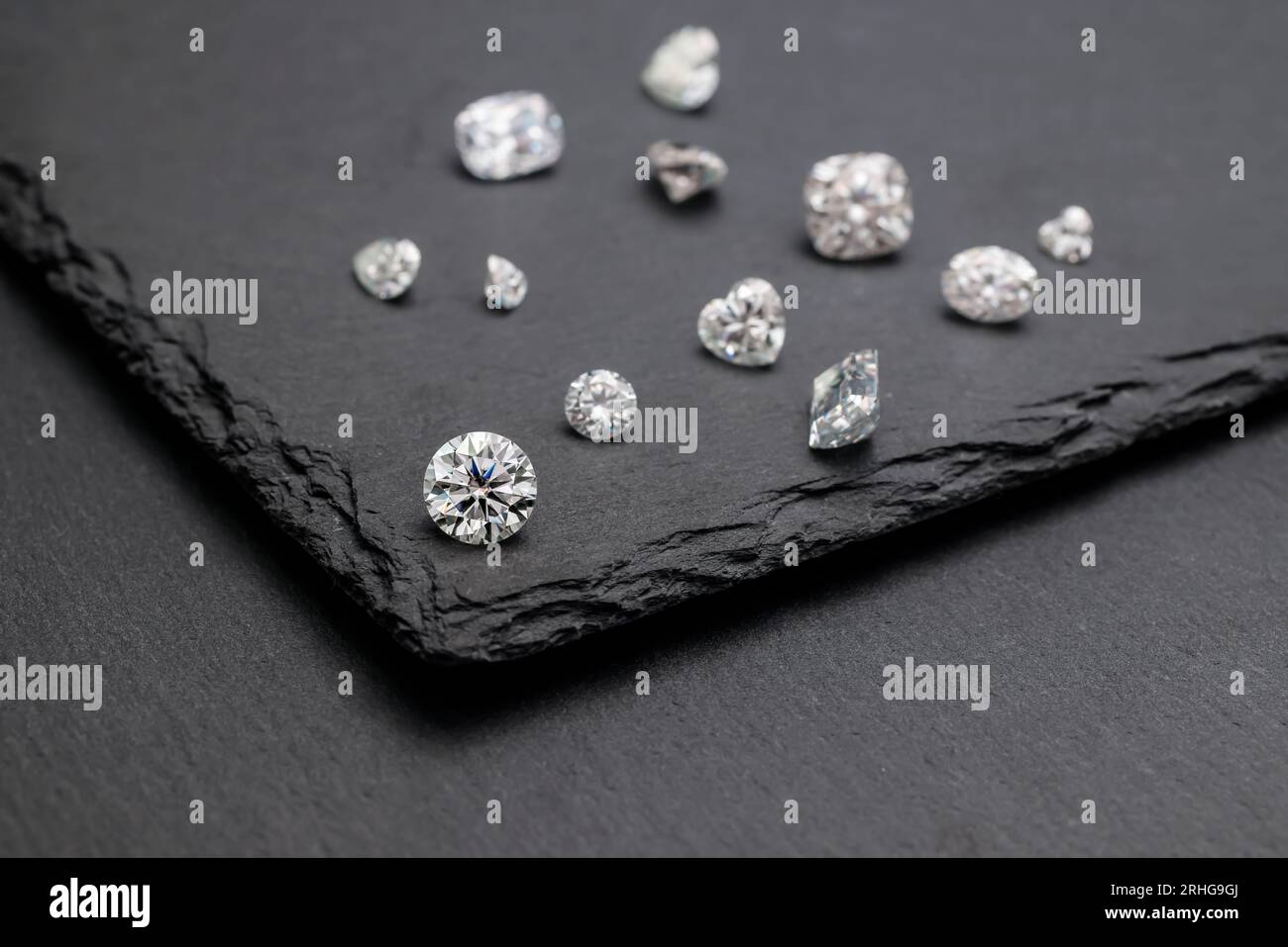 Diamante sciolto su sfondo pietra Foto Stock