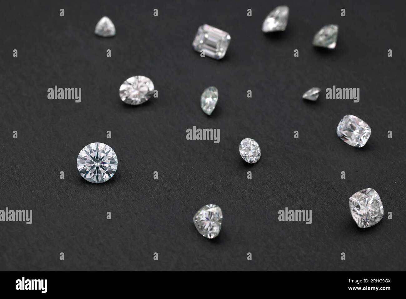 Diamante sciolto su sfondo pietra Foto Stock