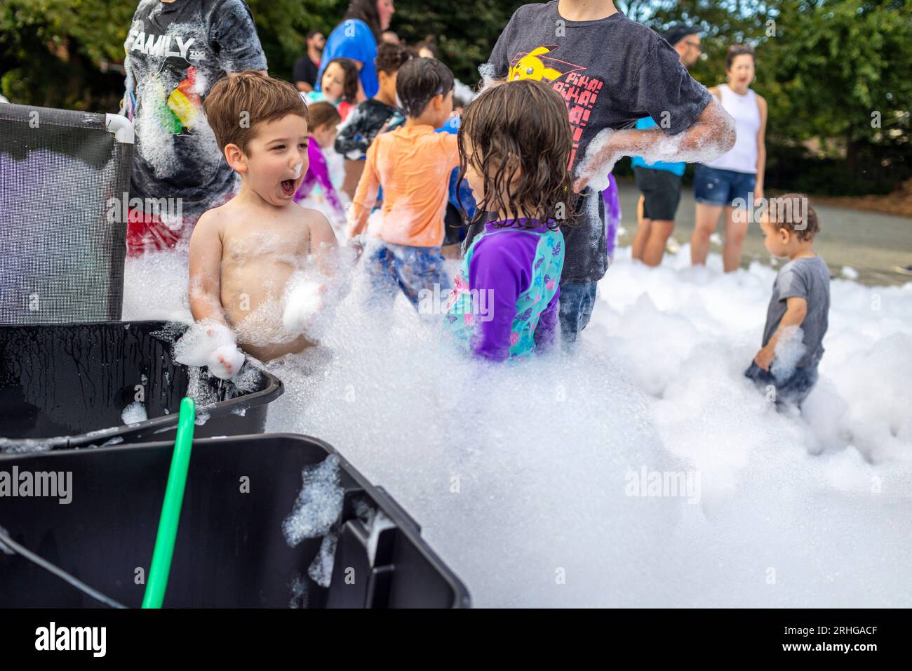 Chevy Chase, MD, USA. 16 agosto 2023. Temple Shalom organizza una festa estiva in schiuma mercoledì 16 agosto 2023 a Chevy Chase, MD. (Immagine di credito: © Eric Kayne/ZUMA Press Wire) SOLO USO EDITORIALE! Non per USO commerciale! Foto Stock