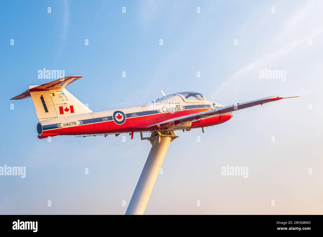 Un CT-114 Tutor jet in pensione utilizzato dal team dimostrativo di Snowbirds è in mostra permanente presso il Welcome Centre di Moose Jaw, Saskatchewan. Foto Stock