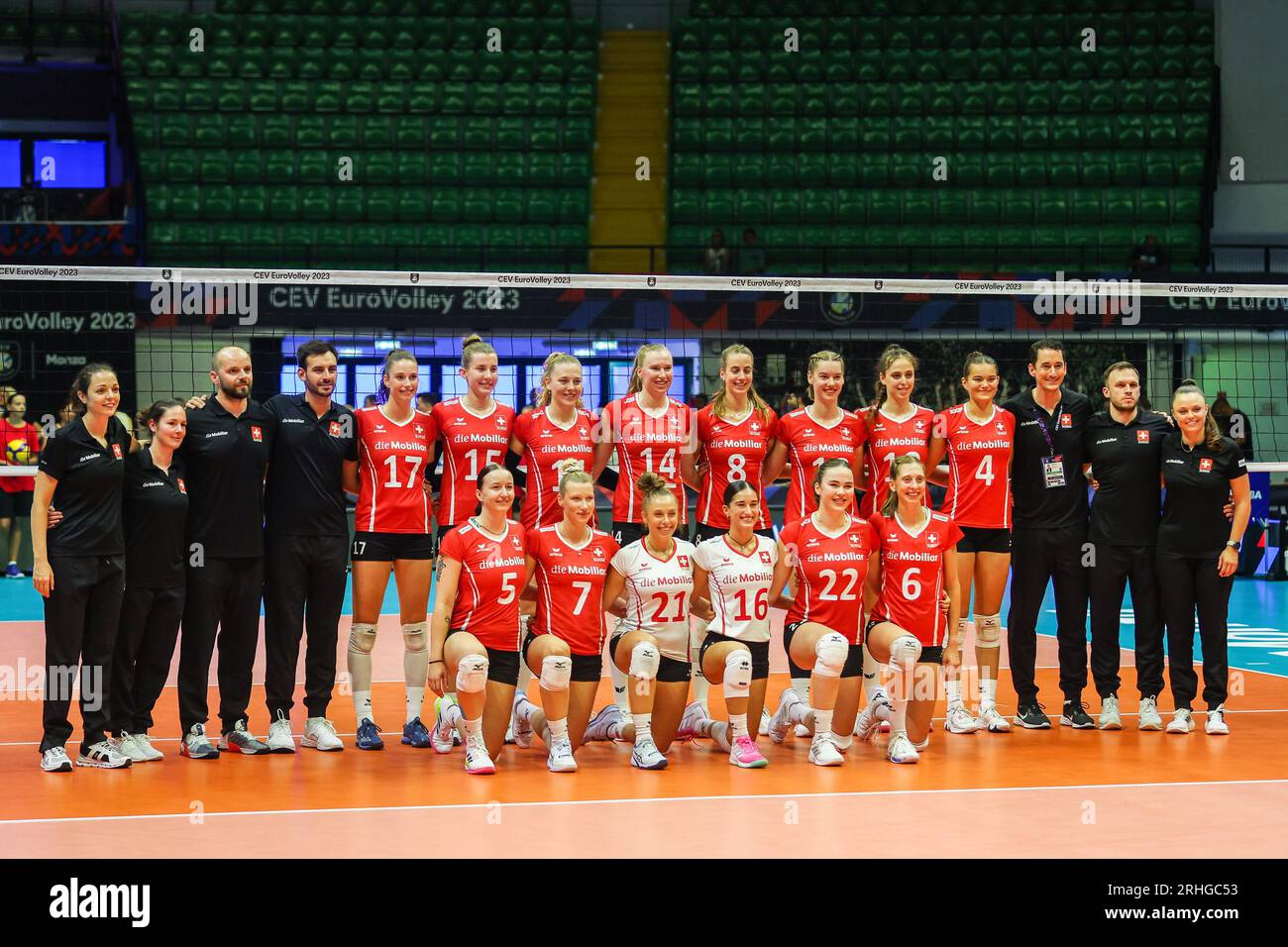 Monza, Italia. 16 agosto 2023. La squadra svizzera posa per una foto di gruppo durante il CEV EuroVolley 2023 Women Final Round Pool B partita di pallavolo tra Svizzera e Bosnia-Erzegovina all'Arena di Monza. Svizzera 2 - 3 Bosnia-Erzegovina (25-16, 15-25, 25-23, 17-25, 15-17) (foto di Fabrizio Carabelli/SOPA Images/Sipa USA) credito: SIPA USA/Alamy Live News Foto Stock