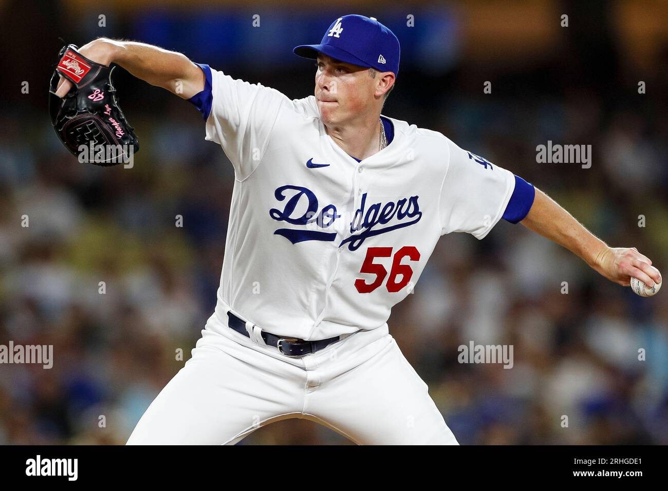 Il lanciatore di rilievo dei Los Angeles Dodgers Ryan Yarbrough (56) viene lanciato in pista durante una gara di stagione regolare tra i Milwaukee Brewers e Los Angeles Foto Stock