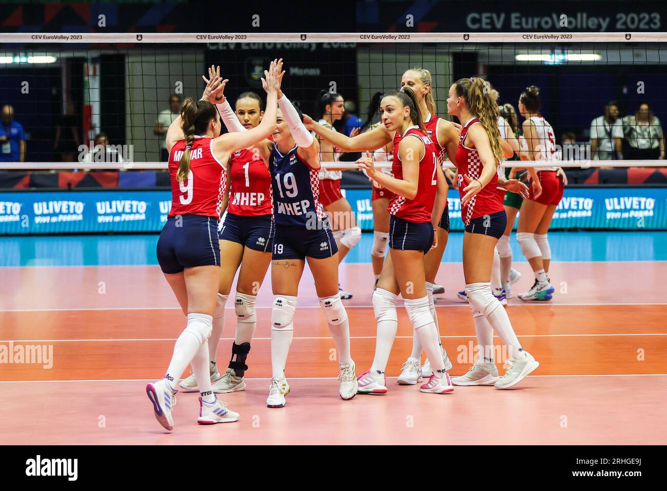 Monza, Italia. 16 agosto 2023. I giocatori della Croazia festeggiano durante il CEV EuroVolley 2023 finale femminile partita di pallavolo Pool B tra Bulgaria e Croazia all'Arena di Monza. Bulgaria 3 - 1 Croazia (23-25, 25-23, 25-20, 25-18) (foto di Fabrizio Carabelli/SOPA Images/Sipa USA) credito: SIPA USA/Alamy Live News Foto Stock