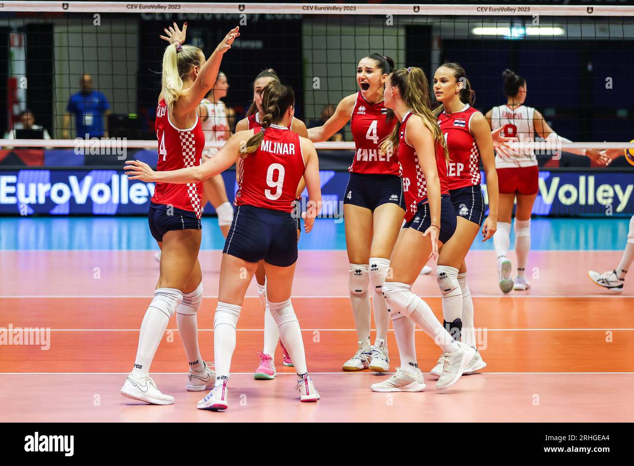 Monza, Italia. 16 agosto 2023. I giocatori della Croazia festeggiano durante il CEV EuroVolley 2023 finale femminile partita di pallavolo Pool B tra Bulgaria e Croazia all'Arena di Monza. Bulgaria 3 - 1 Croazia (23-25, 25-23, 25-20, 25-18) credito: SOPA Images Limited/Alamy Live News Foto Stock