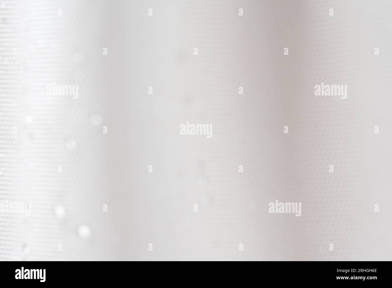 Foto macro di gocce d'acqua sulla giacca in tessuto impermeabile. Sfondo blu Foto Stock