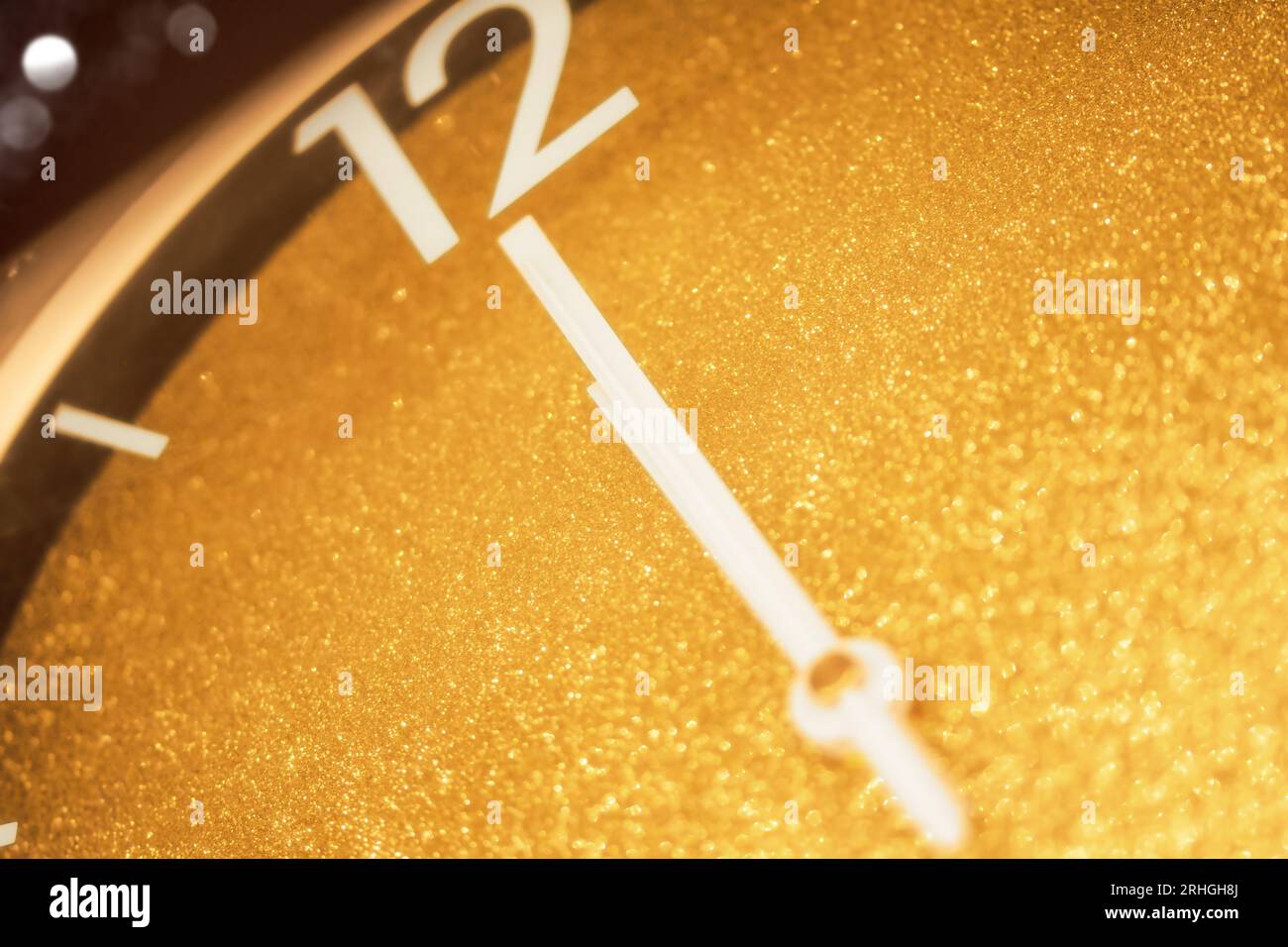 Orologio dorato, indicazione dell'ora a mezzanotte e luci bokeh. Felice anno nuovo Foto Stock