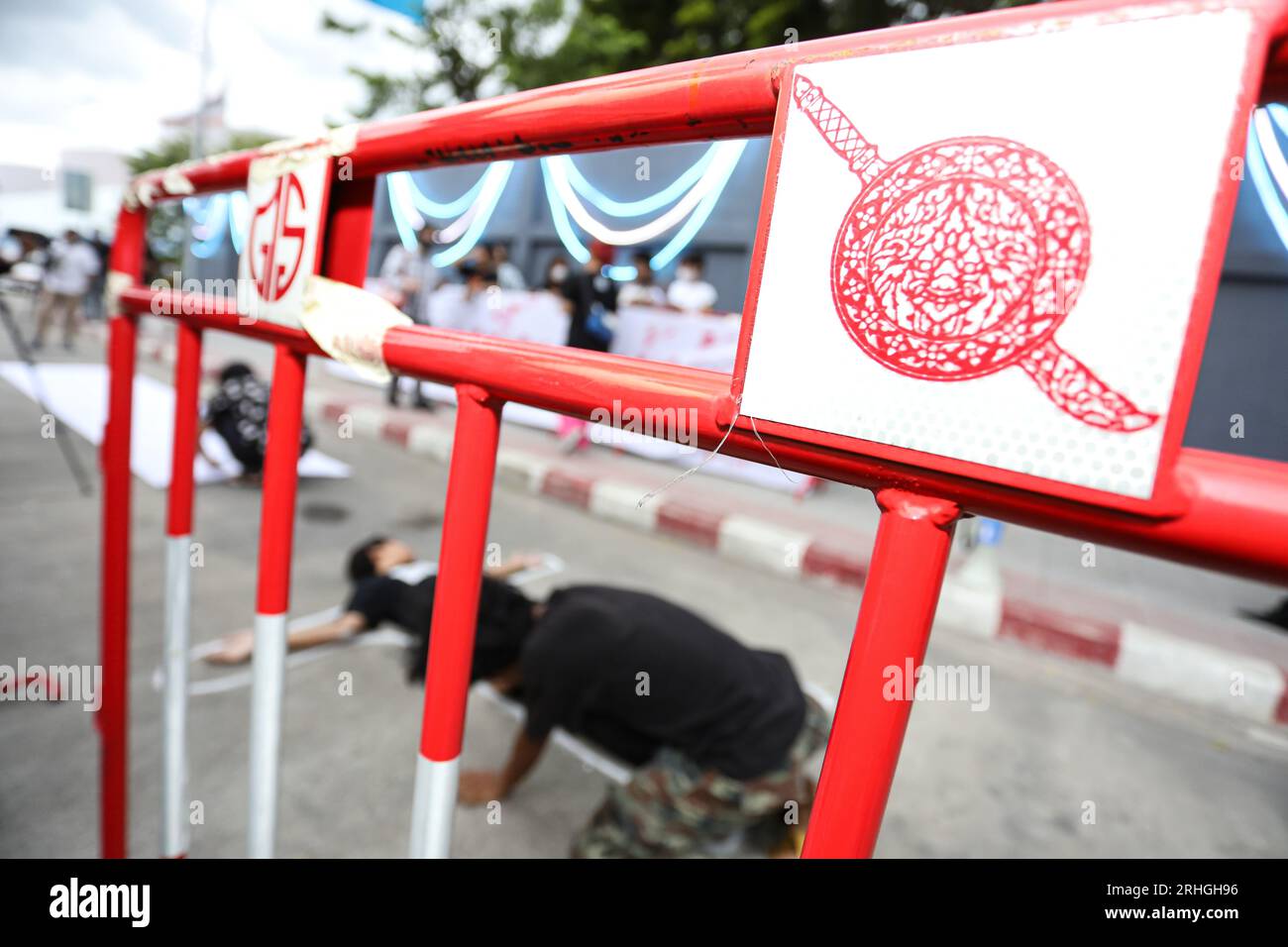 Bangkok, Thailandia. 16 agosto 2023. I manifestanti hanno tenuto un evento per commemorare il secondo anniversario della morte con arma da fuoco di Warit, un ragazzo di 14 anni di fronte alla stazione di polizia metropolitana di DIN Daeng, con un proiettile attraverso la gola e un proiettile impiantato nel cervello. E' stato gravemente ferito ed e' morto in ospedale. Le attività consistevano nella scrittura di messaggi per il defunto, nell'accensione di candele e nella posa di fiori per il lutto. Attualmente, i trasgressori non possono essere arrestati e il processo giudiziario è ritardato. (Immagine di credito: © Adirach Toumlamoon/Pacific Press via ZUMA Press Wire) EDITORIALE USA Foto Stock