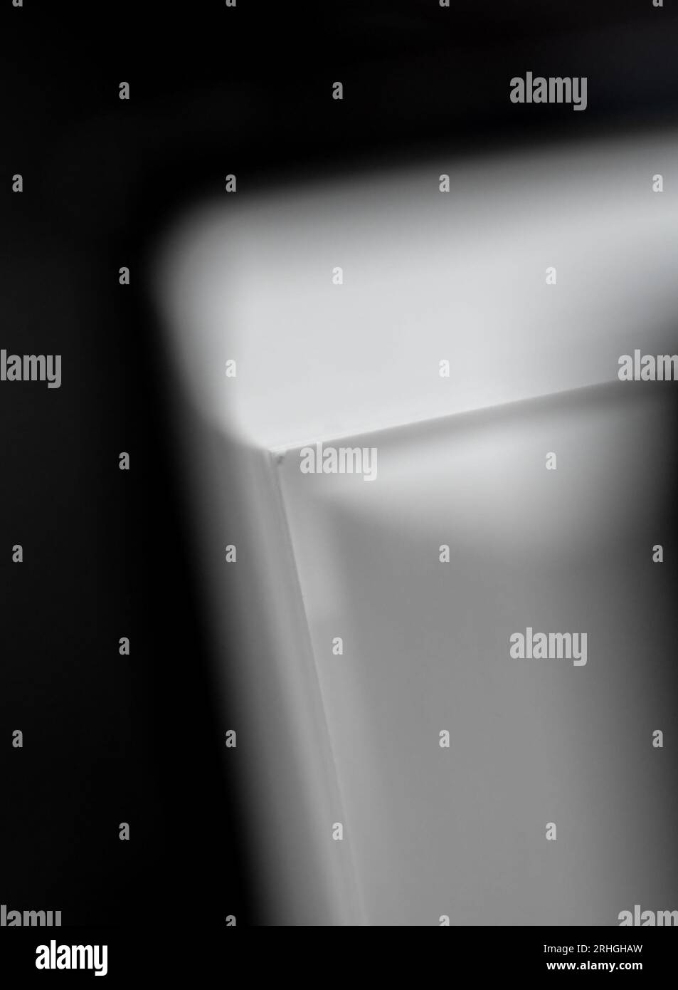 Silhouette del libro su sfondo nero con spazio per la copia Foto Stock