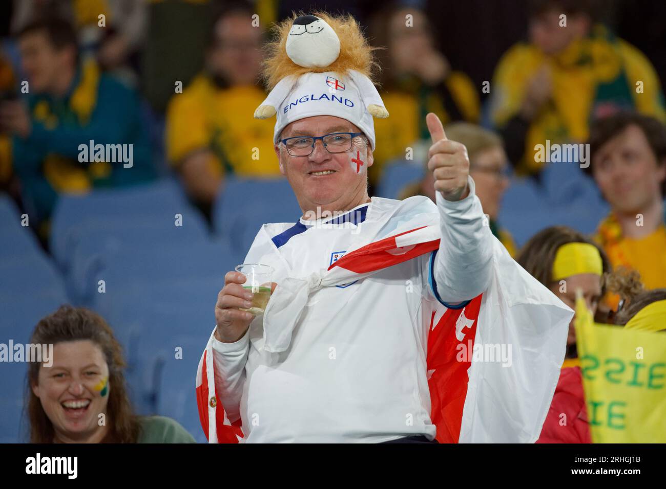 Sydney, Australia. 16 agosto 2023. I tifosi inglesi mostrano il loro supporto prima della semifinale della Coppa del mondo femminile FIFA Australia e nuova Zelanda 2023 tra Australia e Inghilterra allo Stadium Australia il 16 agosto 2023 a Sydney, Australia Credit: IOIO IMAGES/Alamy Live News Foto Stock