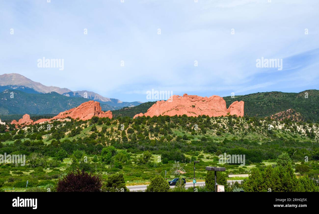 Vista panoramica del Garden of the Gods Visitor & Nature Center. Colorado Springs, Colorado. USA. 27 luglio 2023. Foto Stock