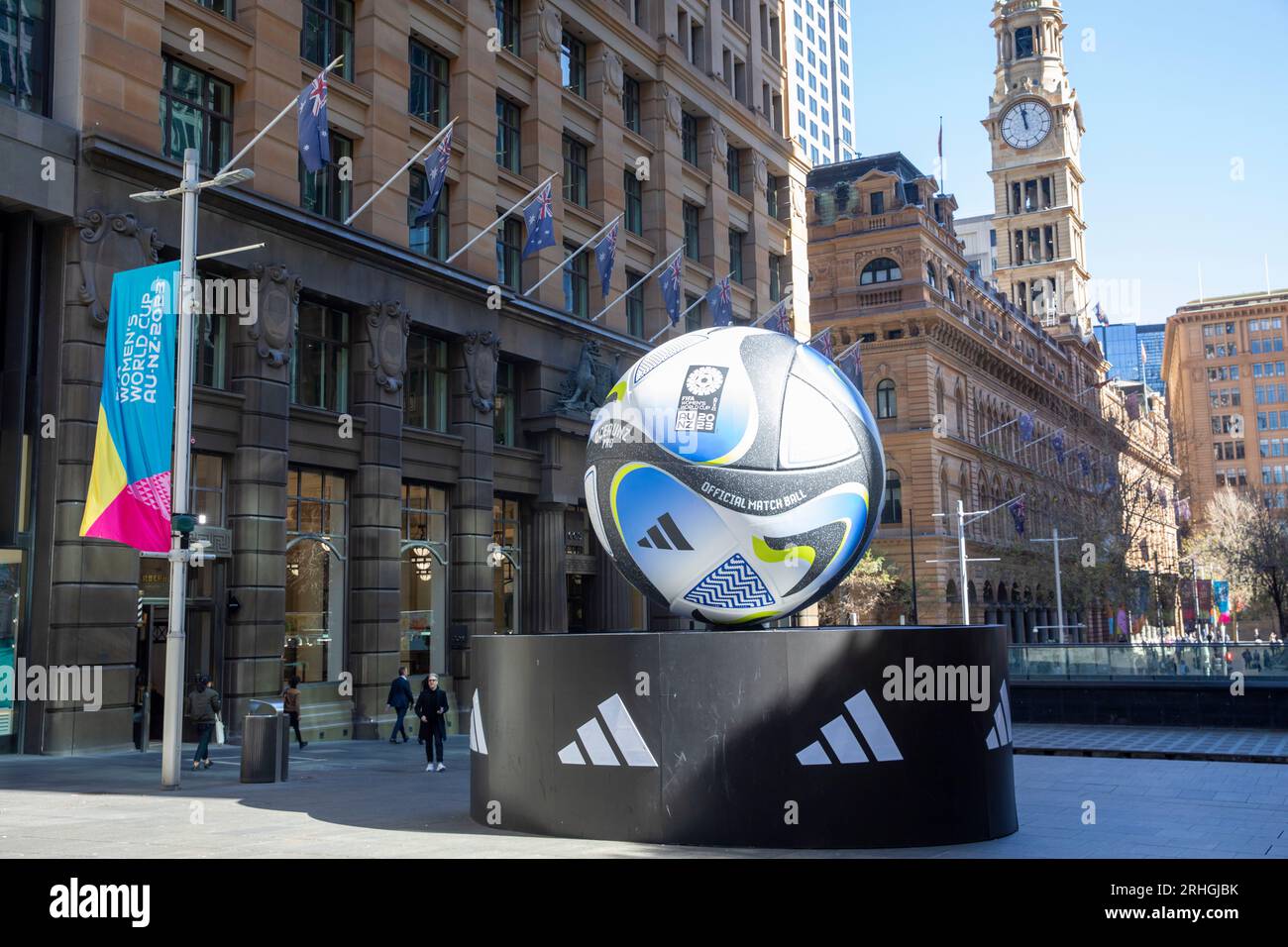 Coppa del mondo di calcio femminile FIFA 2023, replica gigante del pallone ufficiale a Martin Place, centro città di Sydney, NSW, Australia Foto Stock