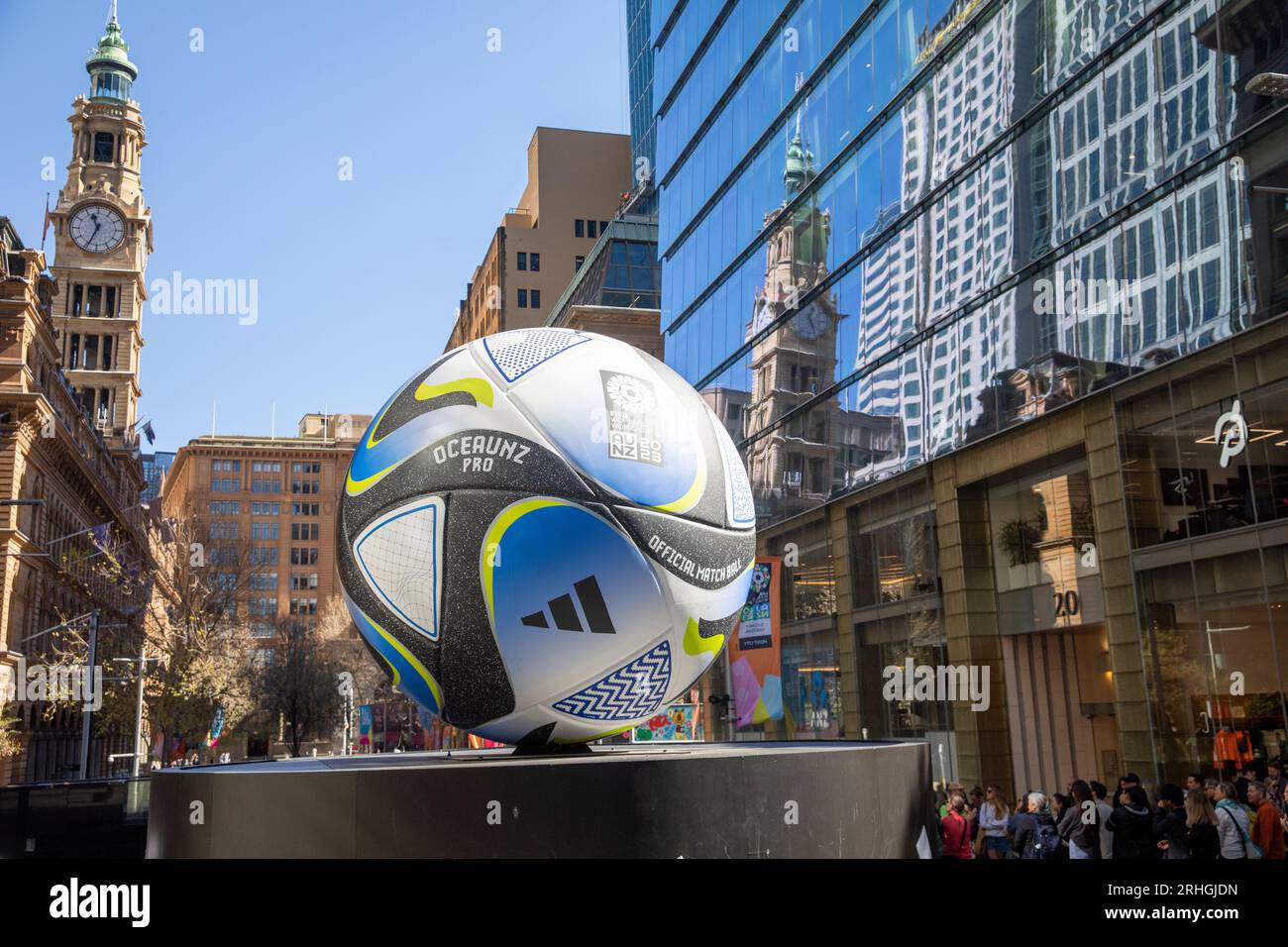Coppa del mondo di calcio femminile FIFA 2023, replica gigante del pallone ufficiale a Martin Place, centro città di Sydney, NSW, Australia Foto Stock