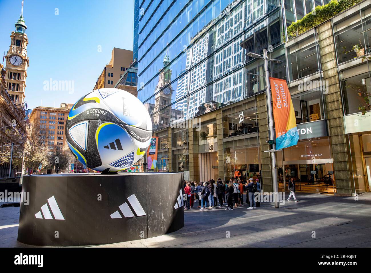 Coppa del mondo di calcio femminile FIFA 2023, replica gigante del pallone ufficiale a Martin Place, centro città di Sydney, NSW, Australia Foto Stock