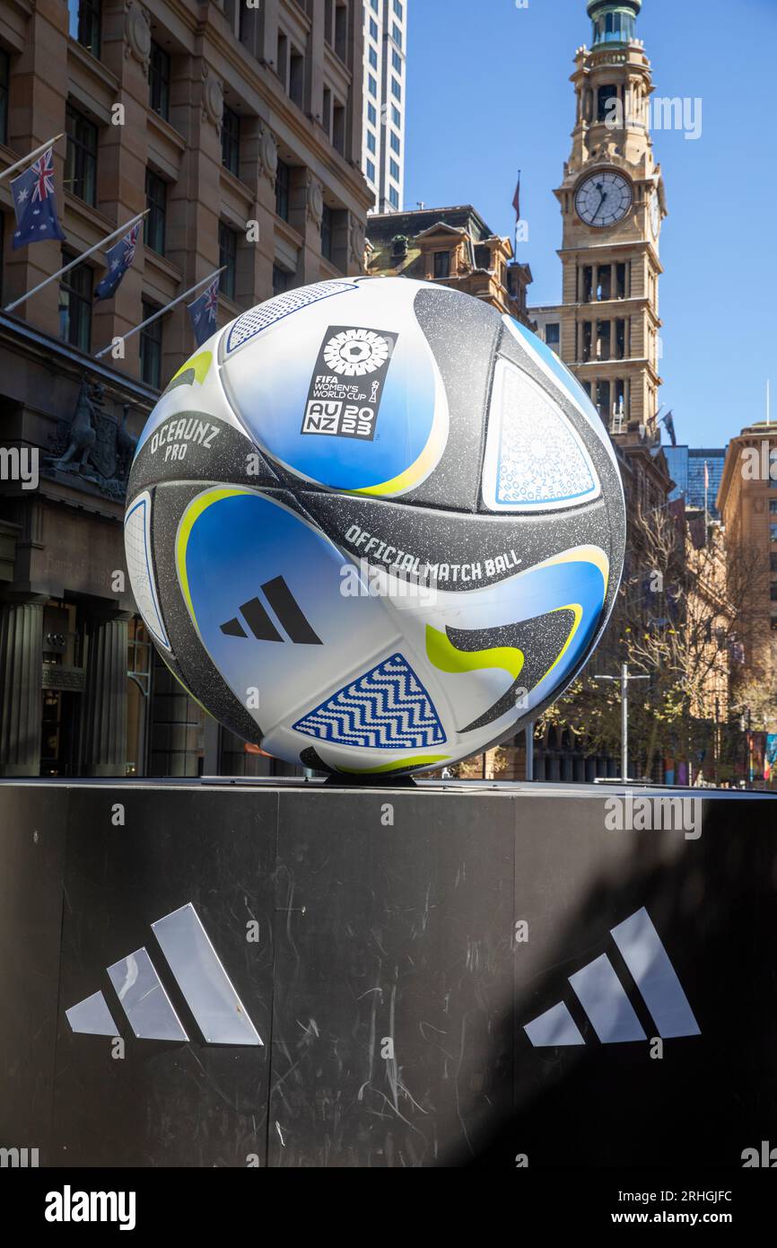 Coppa del mondo di calcio femminile FIFA 2023, replica gigante del pallone ufficiale a Martin Place, centro città di Sydney, NSW, Australia Foto Stock