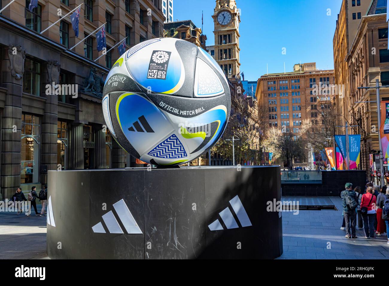 Coppa del mondo di calcio femminile FIFA 2023, replica gigante del pallone ufficiale a Martin Place, centro città di Sydney, NSW, Australia Foto Stock