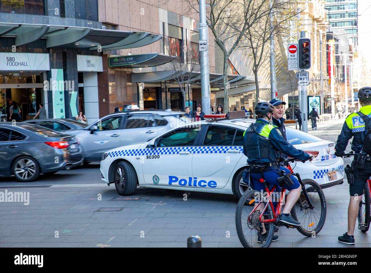 Sydney, Australia, agenti di polizia del nuovo Galles del Sud e auto della polizia, agenti di polizia in bicicletta per pattuglia della polizia, Australia Foto Stock