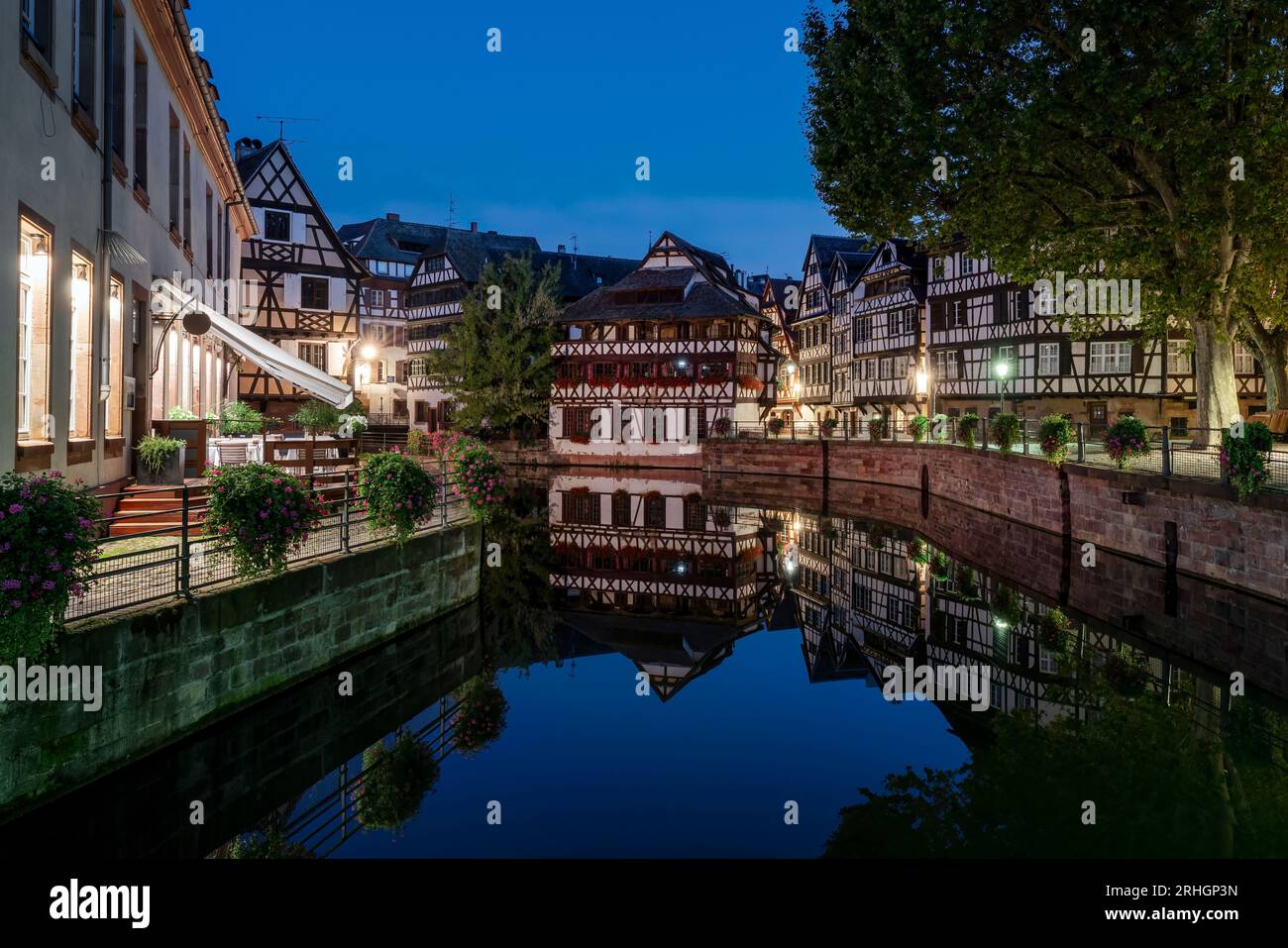 Vista del famoso canale nel quartiere di Little France di notte, Strasburgo, Francia, Europa. Foto Stock