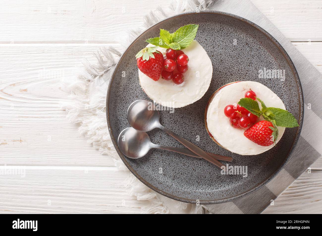 La torta Fraisier alla fragola francese è composta da strati di spugna burrosa riempiti con mousseline di seta sul piatto sul tavolo. Parte superiore orizzontale Foto Stock