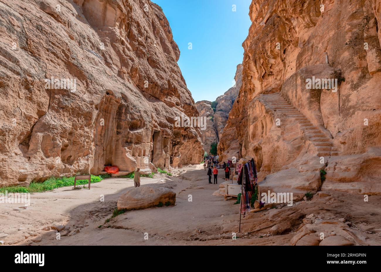 Vista del Siq al-Barid (canyon freddo) a Little Petra, un antico sito nabateo, con edifici scolpiti nelle pareti dei canyon di arenaria. Foto Stock