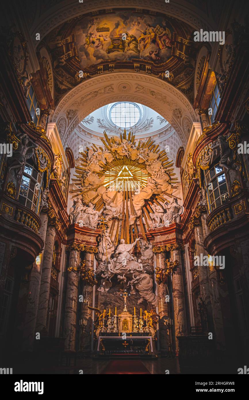 L'altare della Karlskirche - Vienna, Austria Foto Stock