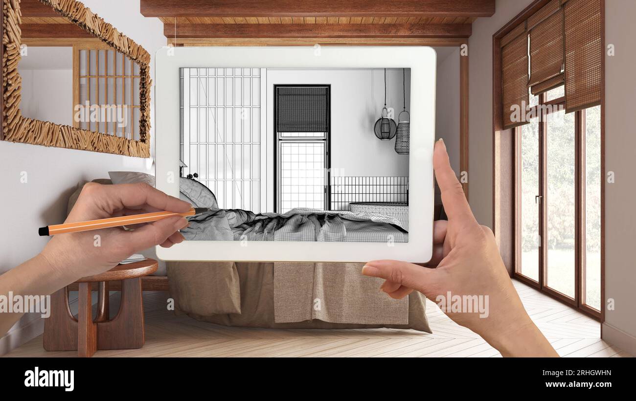 Mani che tengono e disegnano su una tavoletta con dettagli in legno della camera da letto dei japandi disegno CAD. Interni con finiture reali sullo sfondo, design architettonico p Foto Stock
