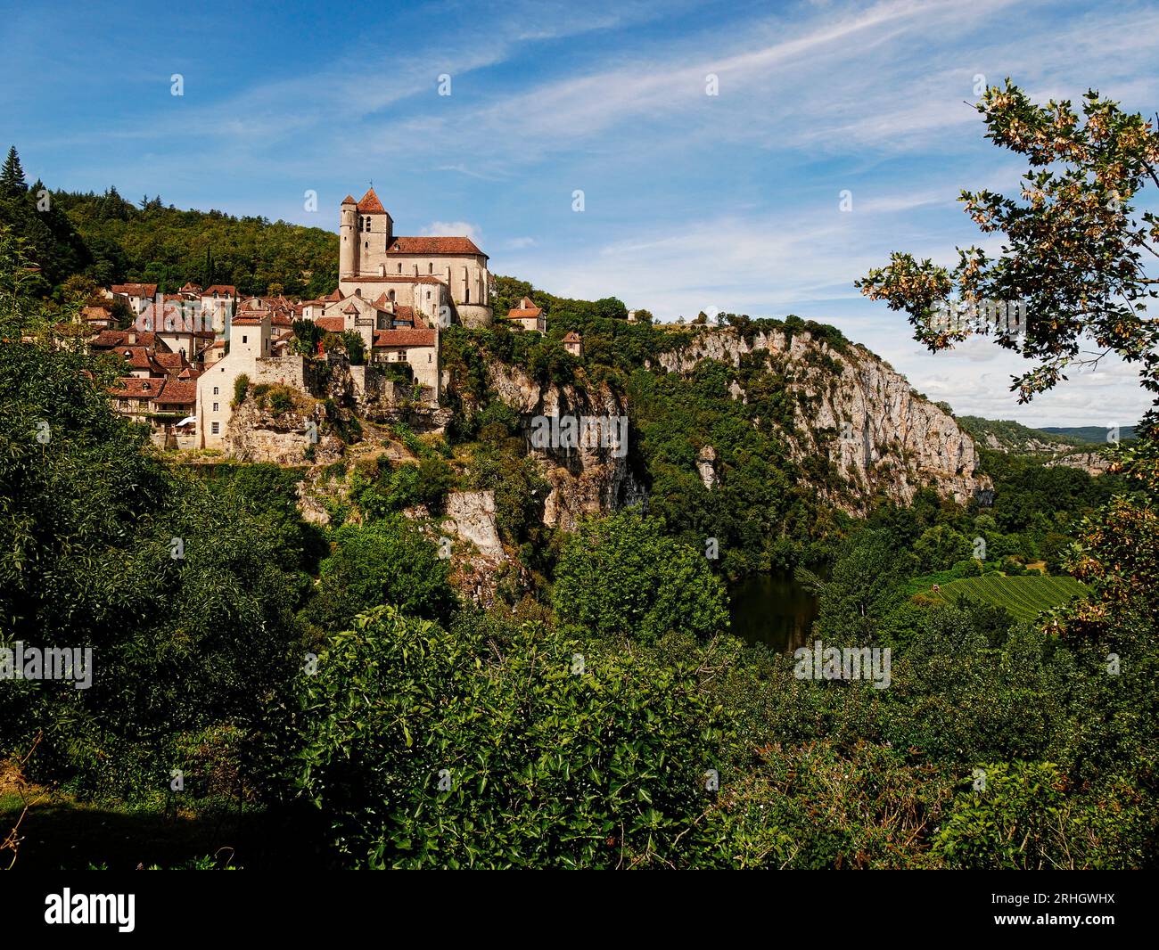 Saint Cirq Lapopie a Lot, Occitanie, Francia. Pittoresco borgo medievale su una collina Foto Stock