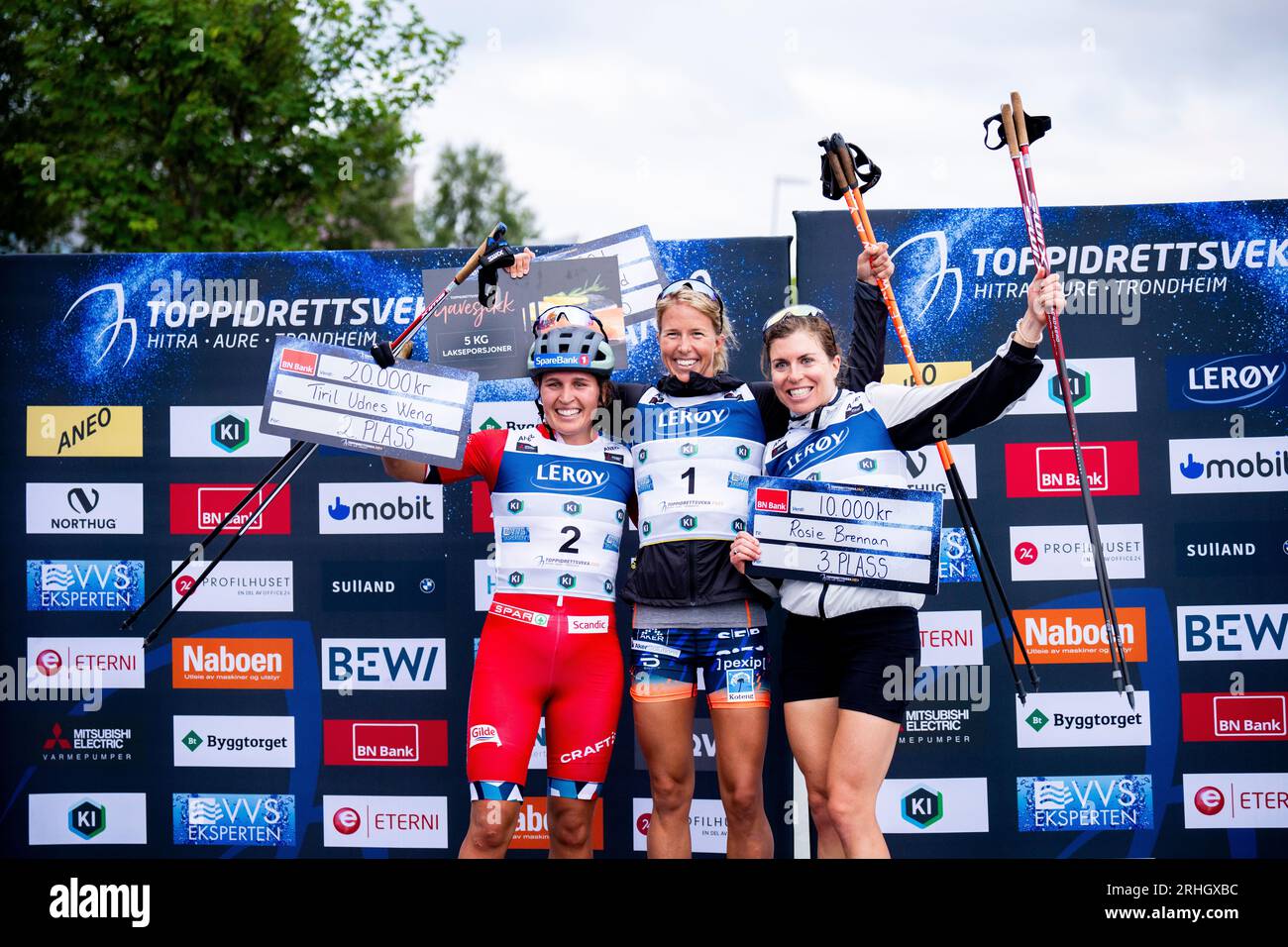 Filan 20230816.il podio femminile durante il lungo percorso (54km) di Hitra durante la Top Sports Week. FV. Tiril Udnes Weng, Astrid Oeyre Slind e Rosie Brennan. Foto: OLE Martin Wold / NTB Foto Stock