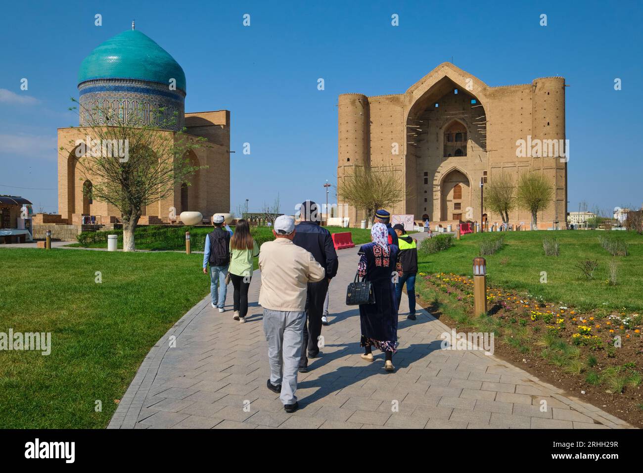 La folla di turisti si avvicina e il mausoleo Rabia Sultan Begum accanto ad esso. Nello stile Timirud, luogo simbolo dell'era della via della seta, il Khoja Ahmed Yasawi ma Foto Stock