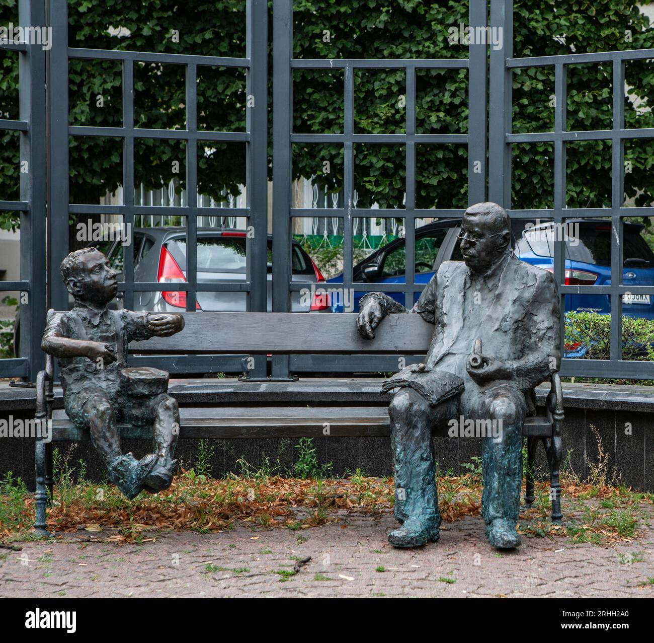 DAS Denkmal zeigt Günther Grass, sitzend auf einer Bank, während neben ihm Oskar Matzerath, die zentrale Figur aus seinem berühmten Roman 'die Blechtr Foto Stock