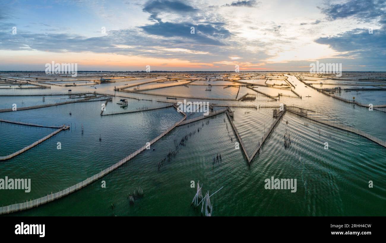 Scenario della laguna di Tam Giang, Hue, Vietnam all'alba Foto Stock