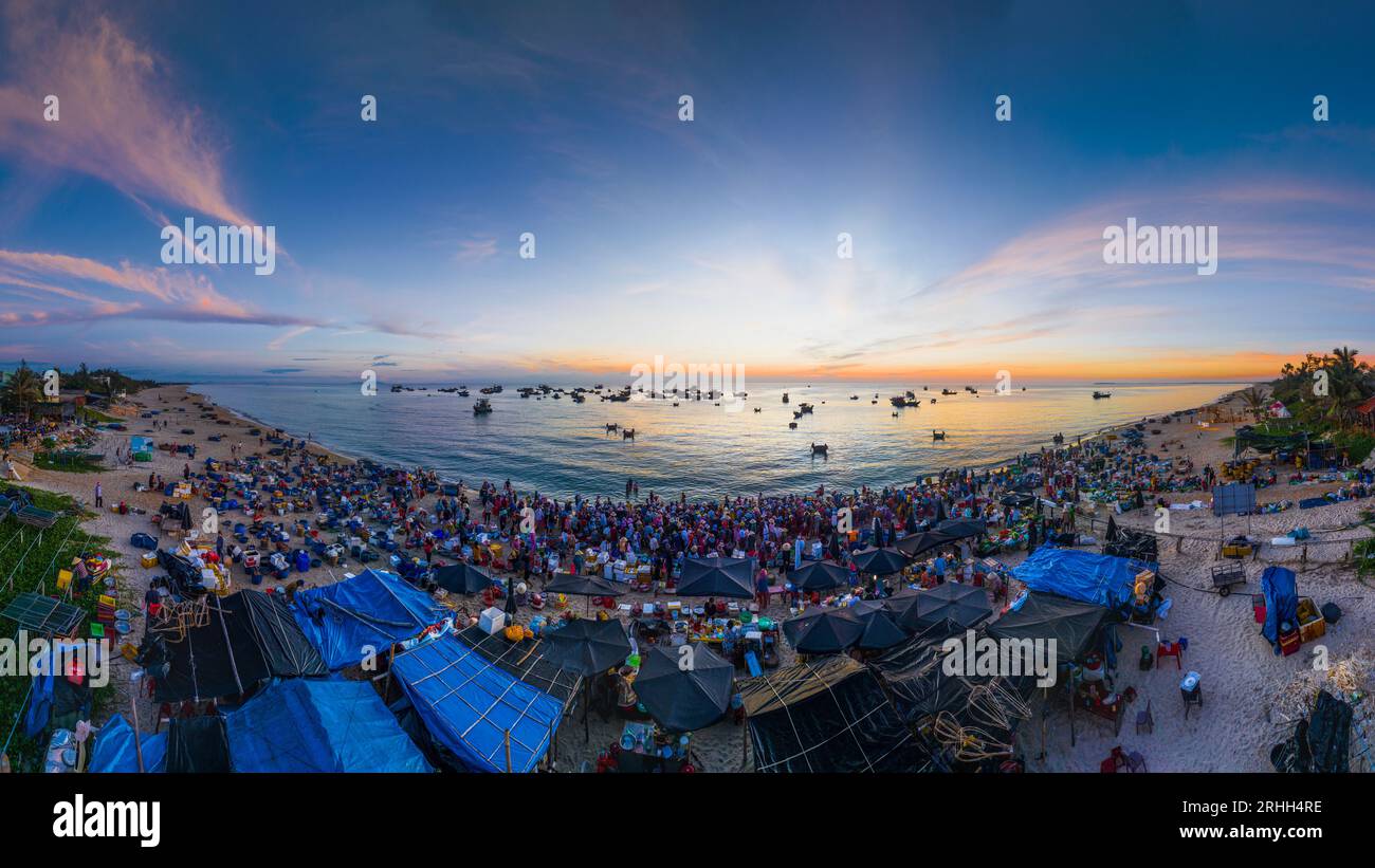 18 giugno 2023: TAM Tien Seafood Market, provincia di Quang Nam, Vietnam, all'alba Foto Stock