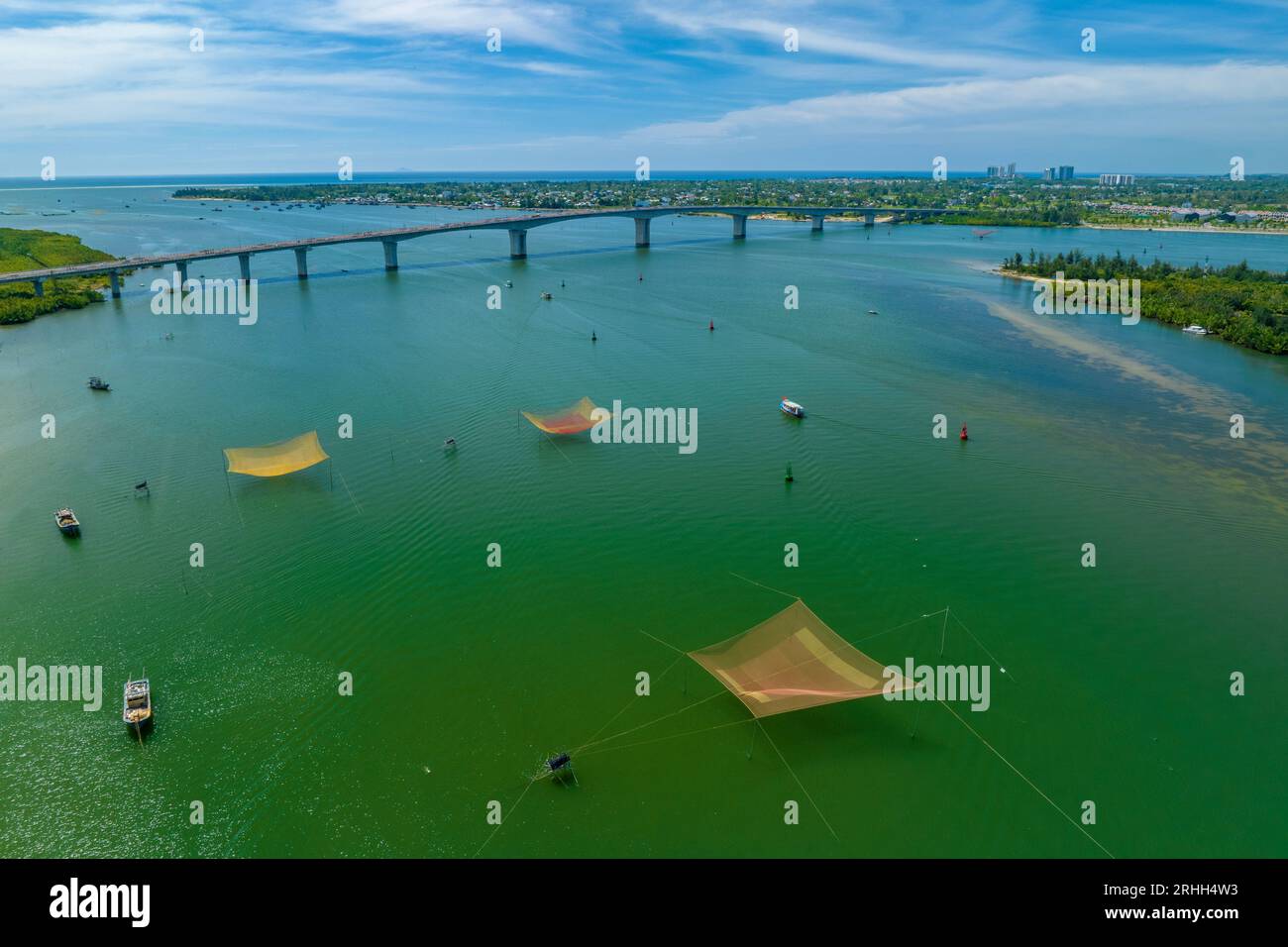 17 giugno 2023: La vista della città di Hoi An, Vietnam all'alba, i pescatori gettano le reti Foto Stock