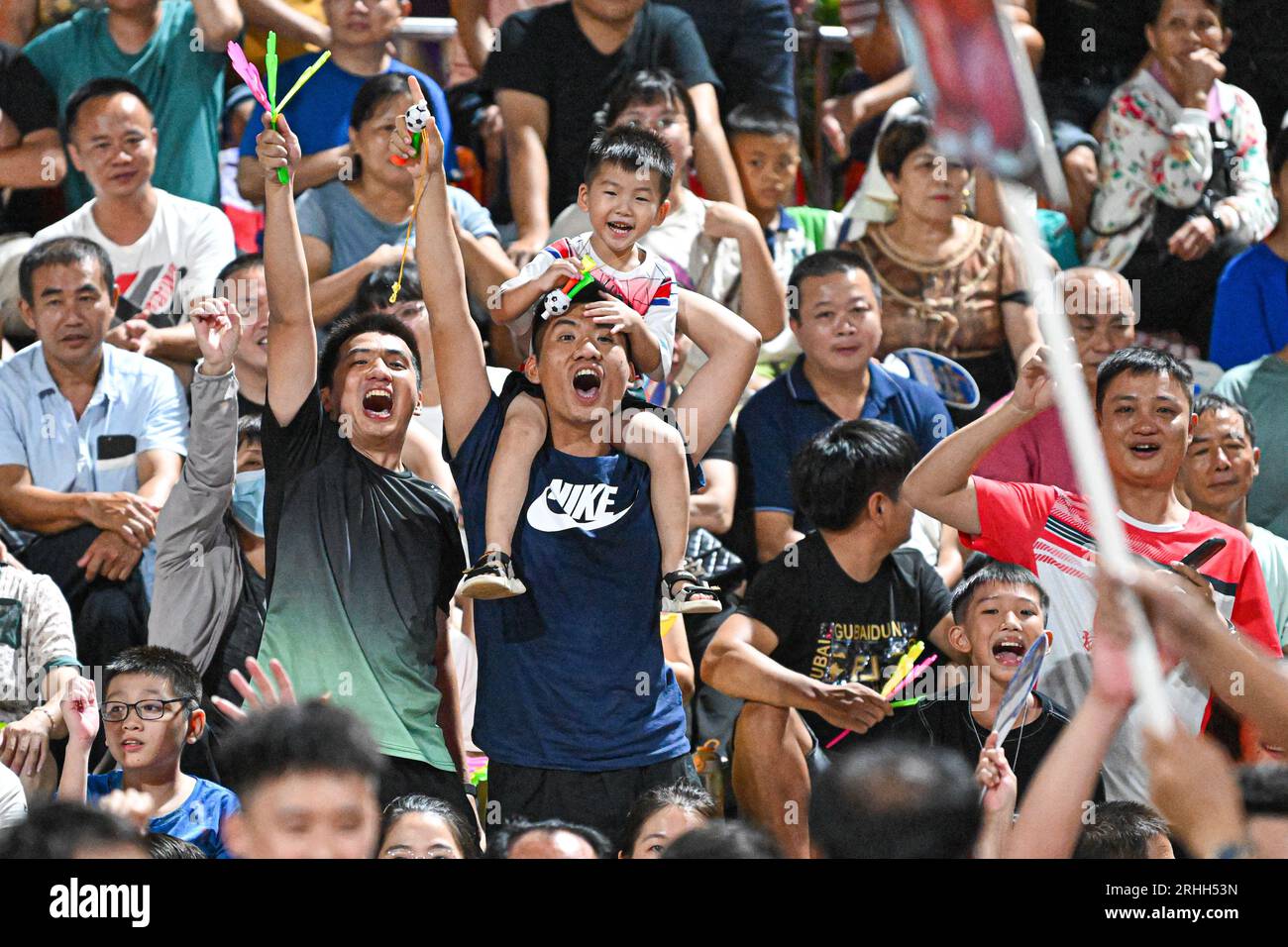 (230817) -- HAIKOU, 17 agosto 2023 (Xinhua) -- la gente guarda una partita di pallavolo nel villaggio a Wenchang, provincia di Hainan, nella Cina meridionale, 13 agosto 2023. Il campionato di pallavolo Hainan Wenchang del 2023, noto anche come pallavolo del villaggio, si è concluso di recente a Wenchang. Il campionato di un mese comprendeva 20 squadre maschili di Wenchang, Haikou, Qionghai e Chengmai. Molti operatori sono pescatori, agricoltori e venditori. Il campionato ha attirato un totale di 485.800 spettatori e ha generato un fatturato di 280 milioni di yuan in viaggi e turismo. Con una ricca storia nel campo della pallavolo, Wenchang vanta oltre 600 pallavolo co Foto Stock